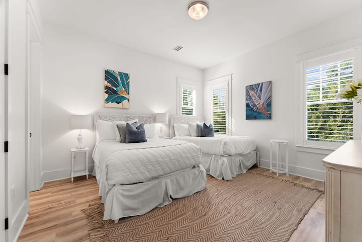 تتميز غرفة النوم رقم 2 بسريرين بحجم كوين، مع حمام داخلي وتلفزيون ذكي.