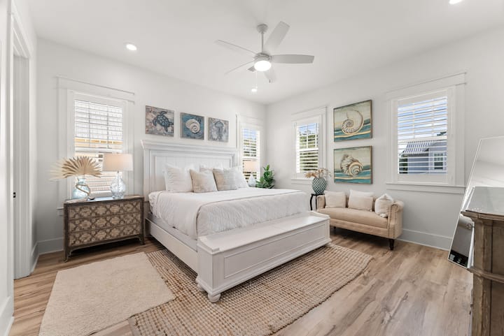 تتميز غرفة النوم رقم 3 بسرير كينج، مع حمام داخلي وتلفزيون ذكي.