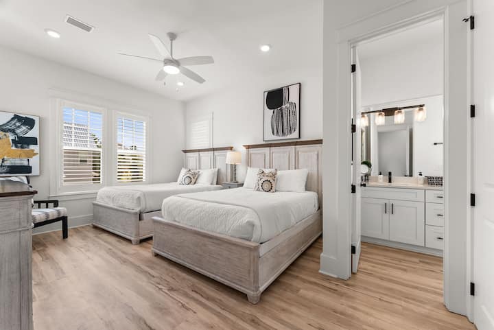 تتميز غرفة النوم رقم 4 بسريرين بحجم كوين، مع حمام داخلي وتلفزيون ذكي.