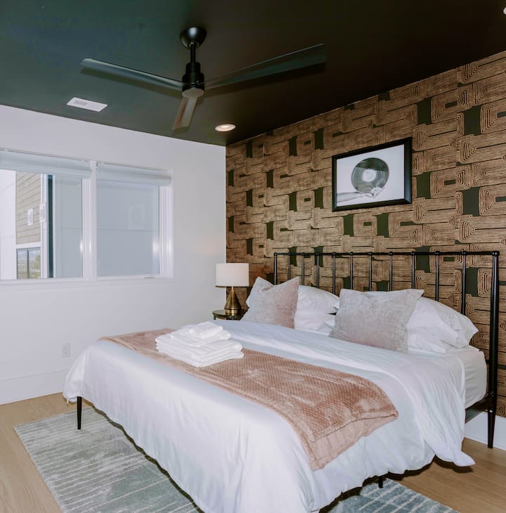 Луксозно място за отдих с плюшено двойно легло за основната спалня