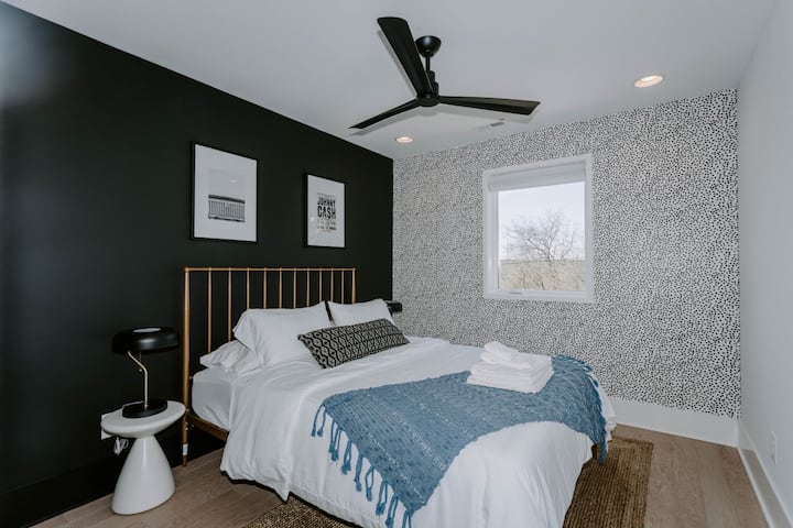 Привлекателно двойно легло и произведения на Джони Кеш