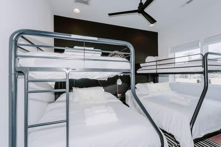 Има естествена светлина и две двуетажни легла (две единични над едно пълно)