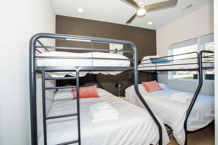 Spálňa 1 má dve lôžka (dvojlôžková izba s manželskou posteľou).