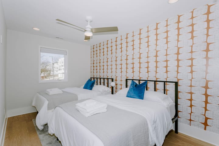 Spálňa 2 má dve plyšové postele v plnej veľkosti a živé pozadie!