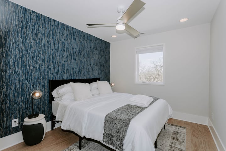 Manželská posteľ v spálni 3 je nastavená na úžasnú tapetu s pávom.