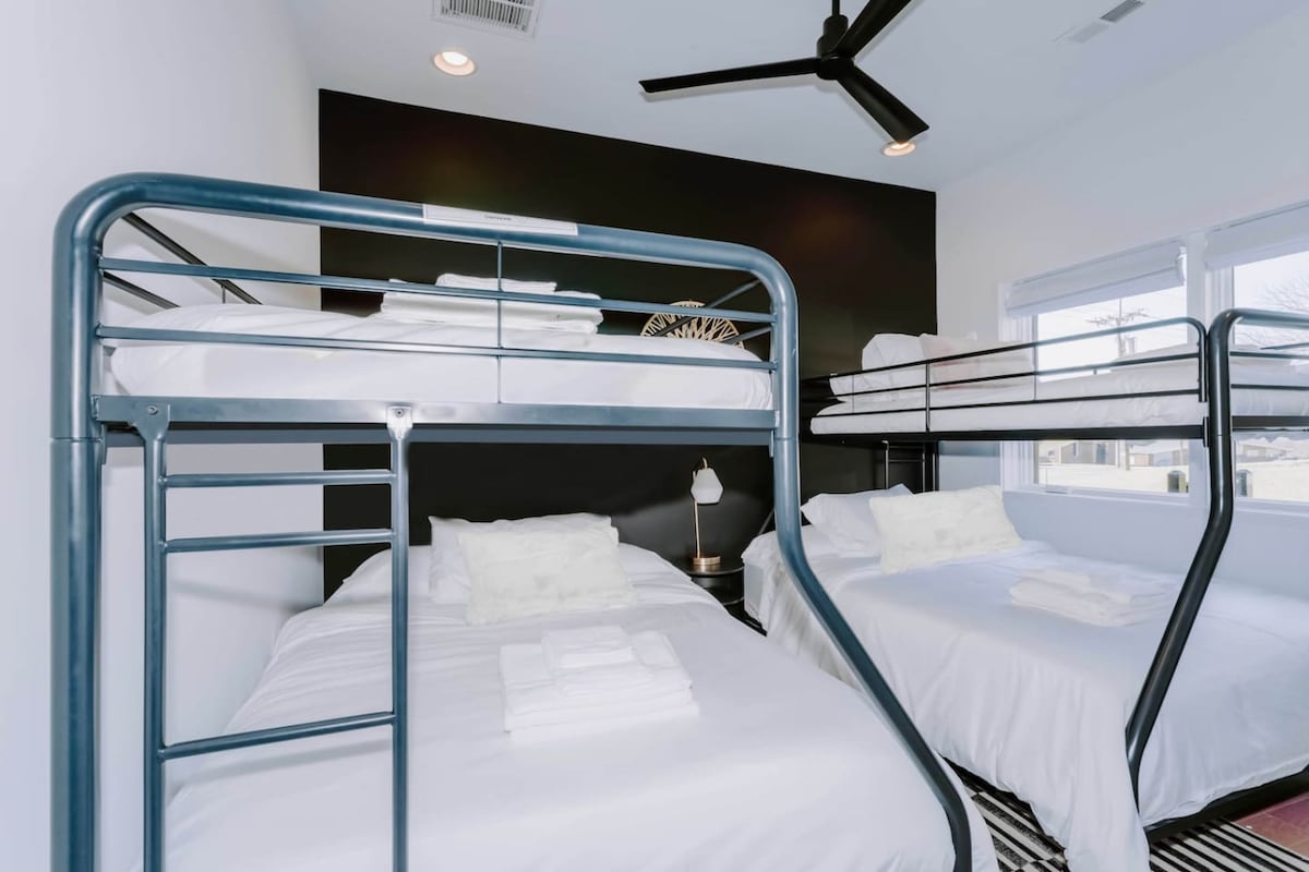 Во спалната соба 1 има природна светлина и две легла (двокреветна соба)