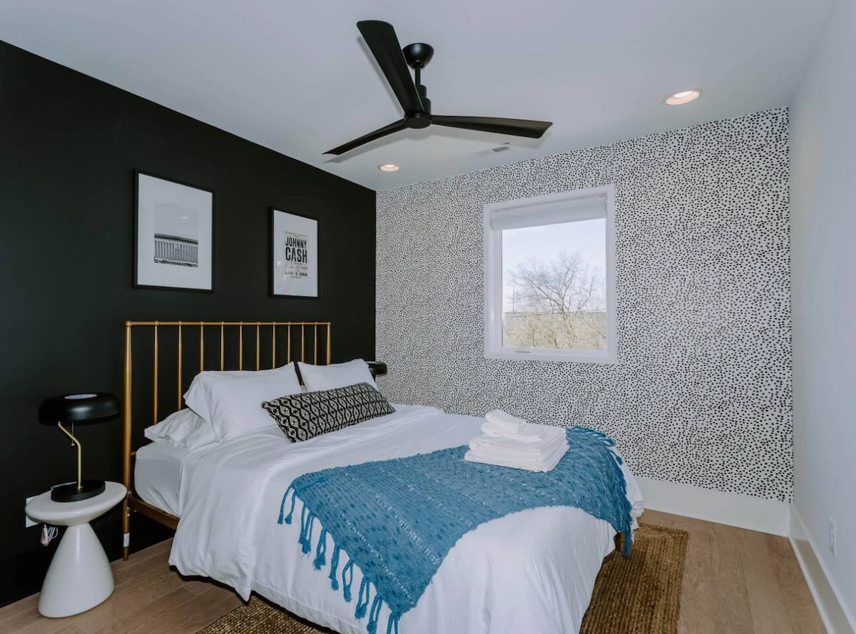 Во спалната соба 3 има привлечен брачен кревет (широк 150-179 см) и уметнички дела од Џони Кеш
