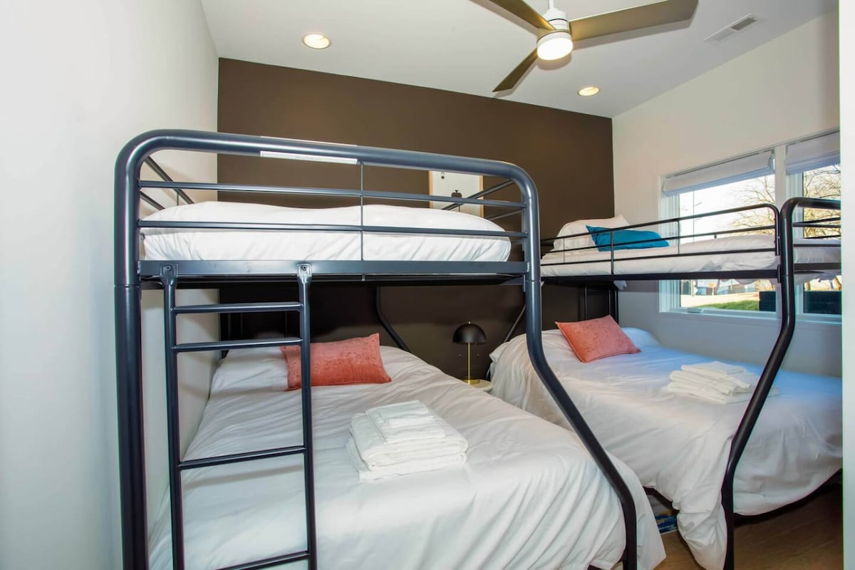 Во спалната соба 1 има две легла (повеќе од две легла)