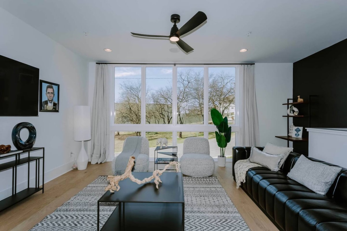 Прекрасен простор за дружење пред  концертот - Морган Вален, некој?