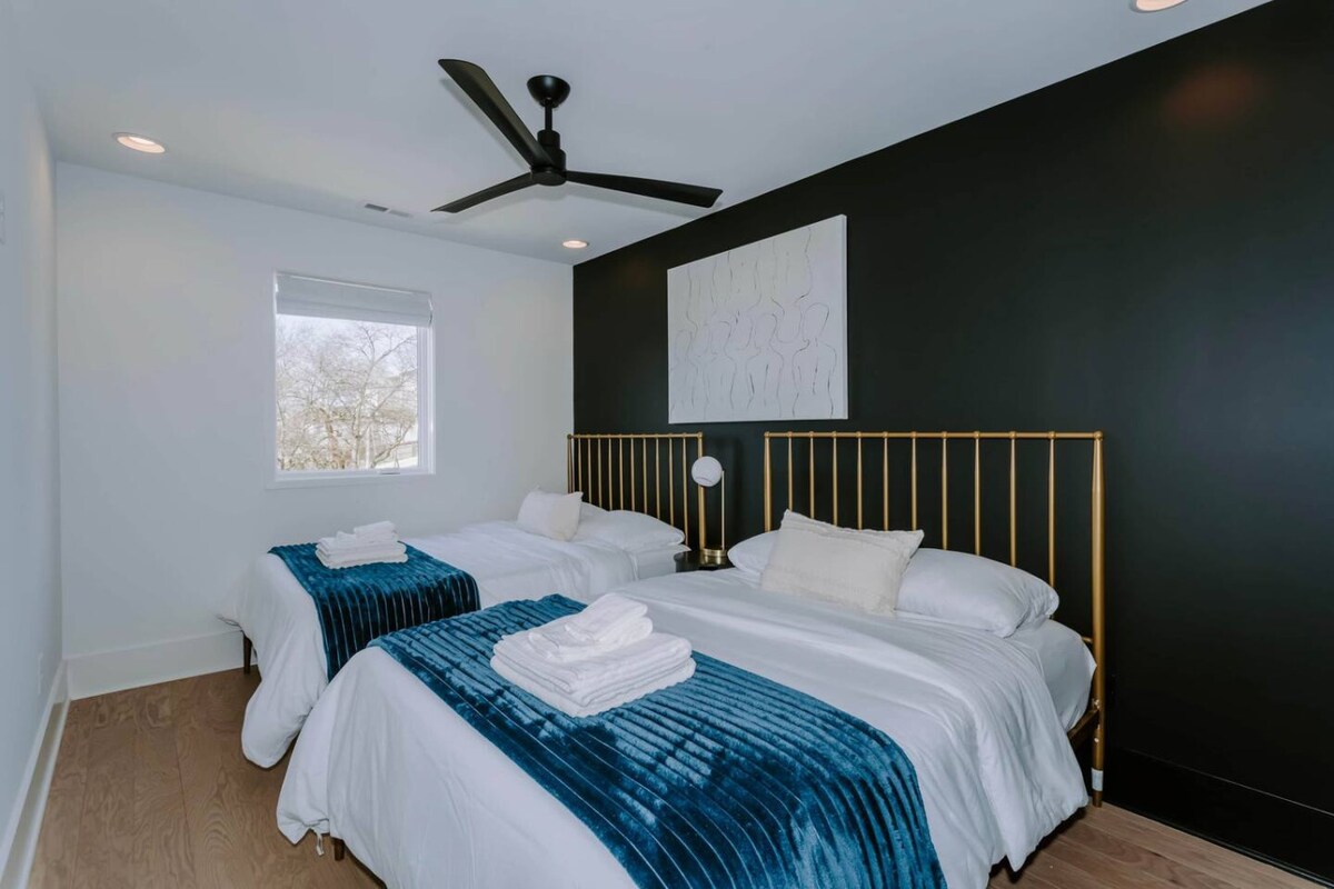 Спална соба 2 е елегантен и модерен простор со два полни кревета