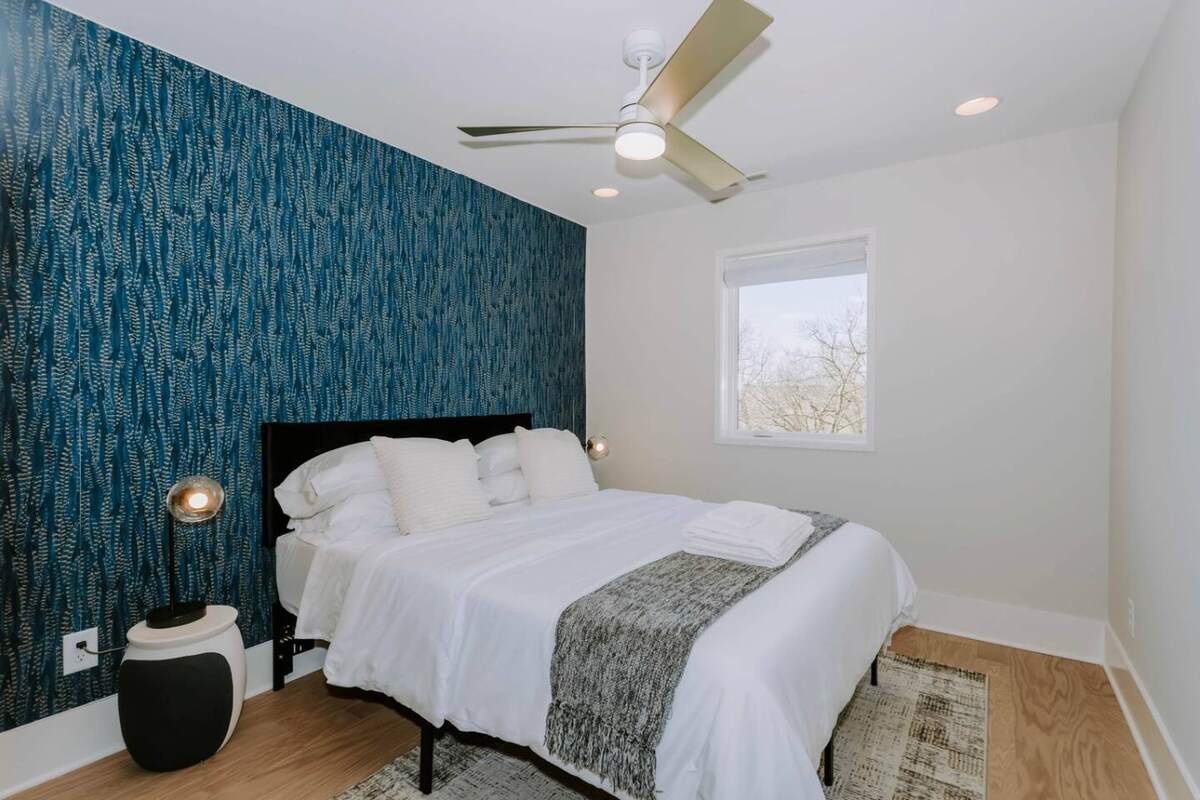 Брачниот кревет (широк 150-179 см) во спалната соба 3 е поставен на неверојатен паунов тапет