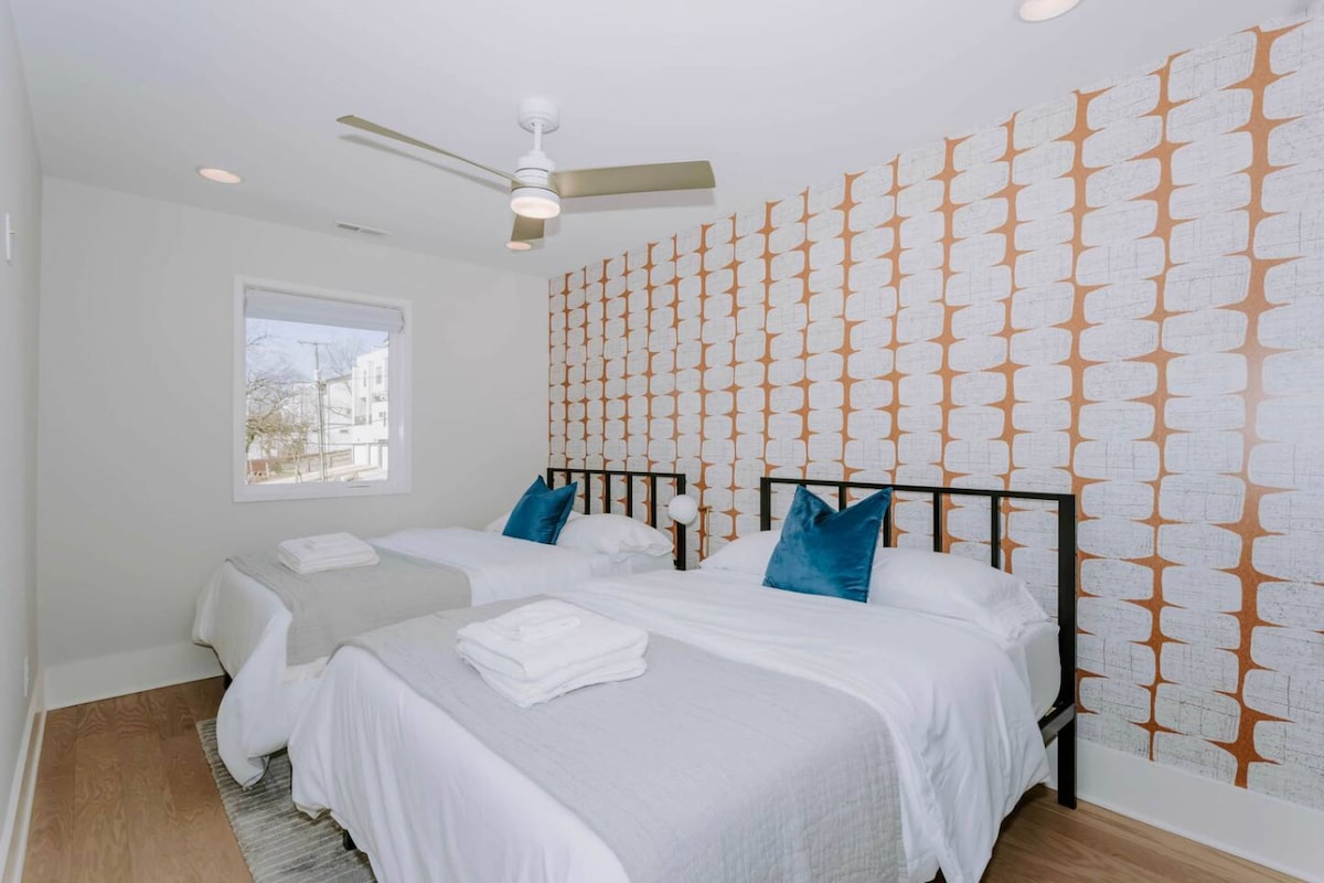 Во спалната соба 2 има два кадифени кревета во целосна големина и динамична заднина!