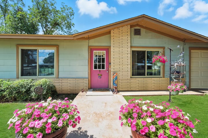 Hot Tub, Fire Pit, 8 Blocks To Dt+ Private Yard! - Fredericksburg, TX