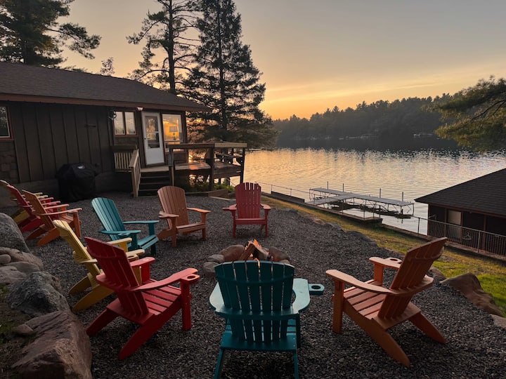 6BR Lakefront Lodge | Private Dock on Round Lake
