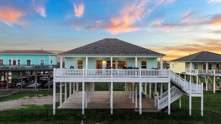Hot Tub | Beach View | Sleeps 12 - Crystal Beach, TX