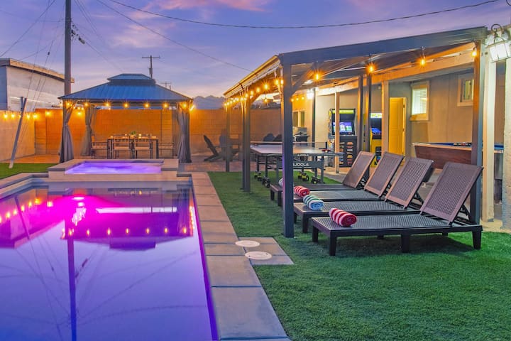 5-Bedroom Vegas Haven with Pool,Pool Table & Grill