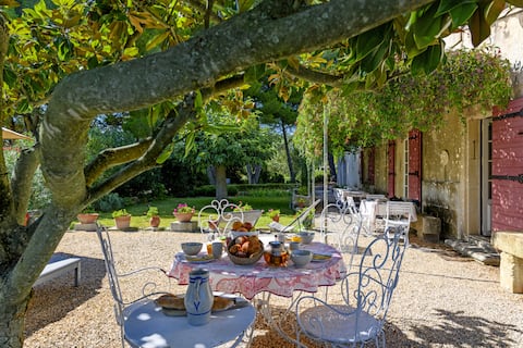 Mas de la Treille - pool - garden