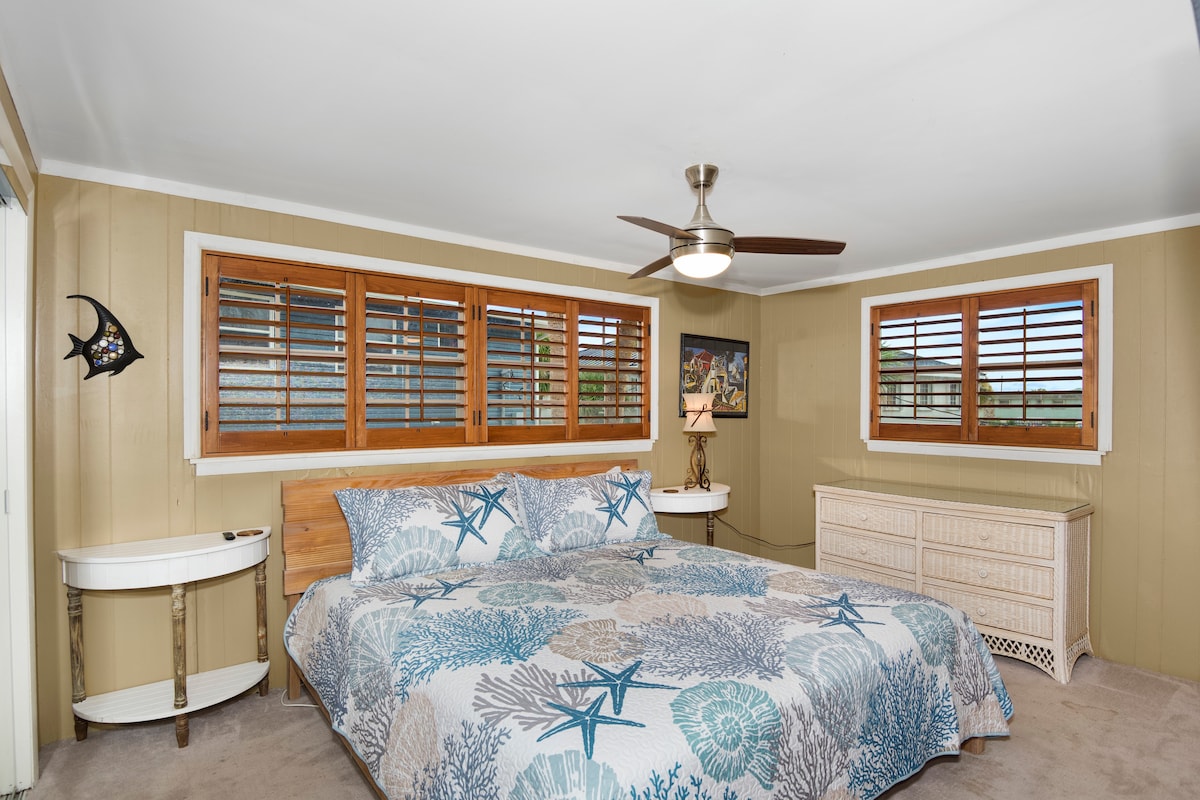 Habitación con cama tamaño king luminosa y espaciosa diseñada para noches de descanso.