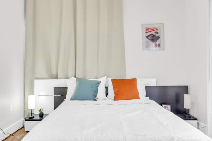 Glavna spavaća soba s bračnim krevetom i modernim uređenjem.