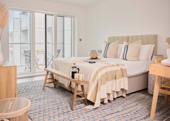 Prva spavaća soba s kupaonicom s kadom i krevetima na kat