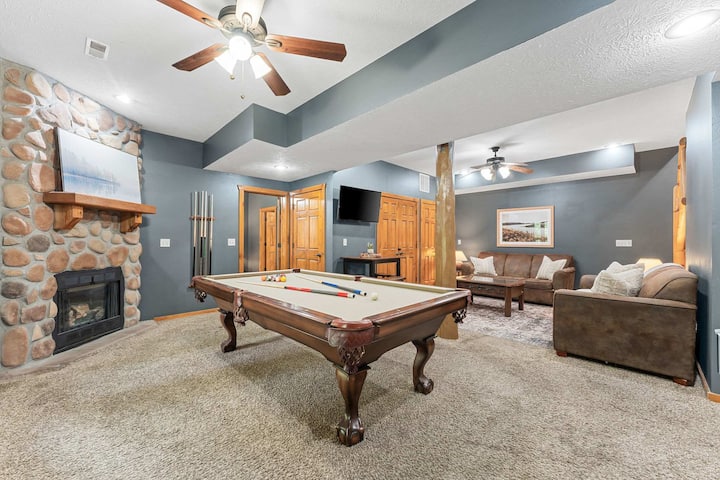 Sebule ya chini ya ghorofa ni mahali pa kukusanyika na kucheza michezo.