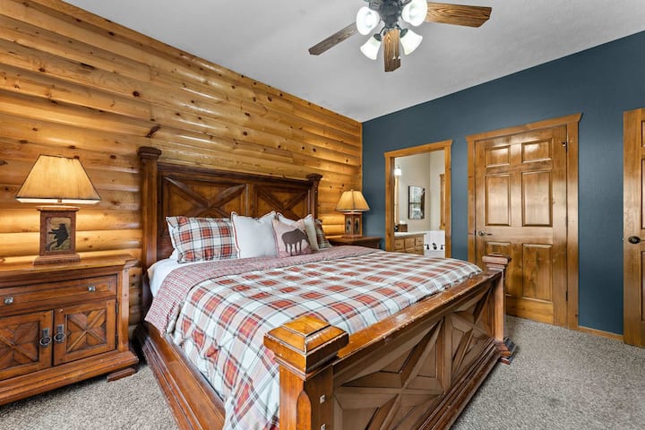 Chumba cha 1 cha kulala kiko kwenye ghorofa kuu na kina kitanda kikubwa.