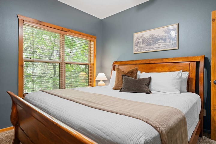 Chumba cha 5 cha kulala kiko kwenye ghorofa ya chini na kitanda kikubwa.