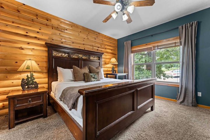 Chumba cha 2 cha kulala pia kiko kwenye ghorofa kuu na kitanda cha kifalme.