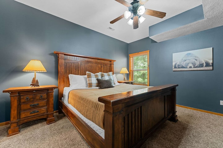 Chumba cha 6 cha kulala kiko kwenye kiwango cha chini na kina kitanda kikubwa.