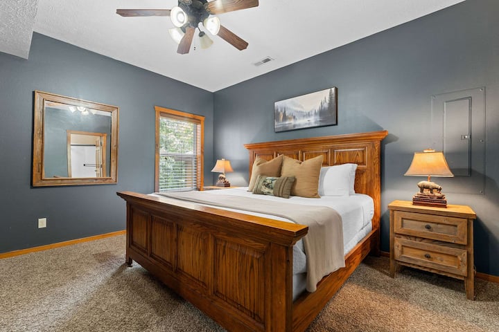 Chumba cha 7 cha kulala ni chumba cha tatu kwenye ghorofa ya chini chenye kitanda kikubwa!