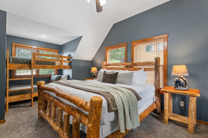 Chumba cha 3 cha kulala kiko kwenye ghorofa ya juu na kina kitanda cha kifalme pamoja na vitanda vya ghorofa!