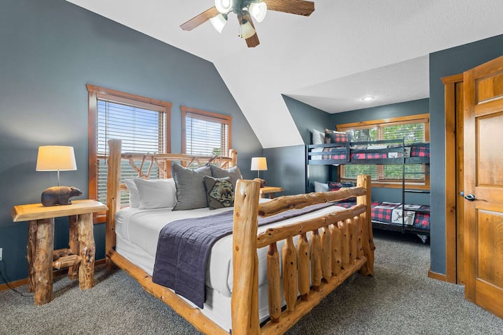 Chumba cha 4 cha kulala kinaonyesha kile kilicho kwenye ukumbi: kitanda cha kifalme na vitanda vya ghorofa!