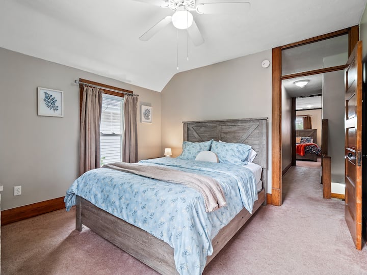 Chumba cha kulala cha starehe kilicho na kitanda aina ya queen, mashuka laini na mazingira ya kupumzika ️✨