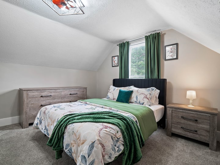 Chumba cha kulala cha kupendeza cha dari kilicho na kitanda cha kifahari, matandiko laini na mwanga wa asili ️