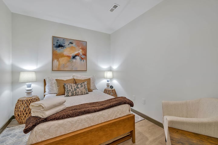 მე-3 საძინებელი სრული ზომის საწოლით და გამოსაწევი ორადგილიანი საწოლით