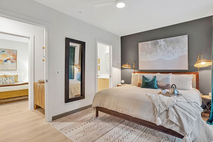 Ძირითადი საძინებელი დიდი ზომის საწოლით, სმარტ-ტელევიზორით, სააბაზანოთი და საერთო დანიშნულების სივრცით.