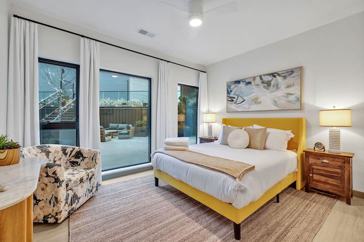 მე-2 საძინებელი 152 × 203 სმ ზომის საწოლით