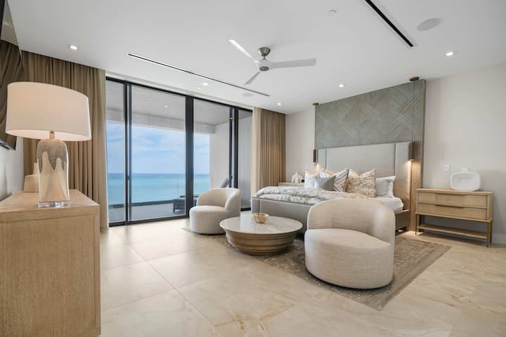 غرفة نوم رئيسية بسرير بمقاس كبير