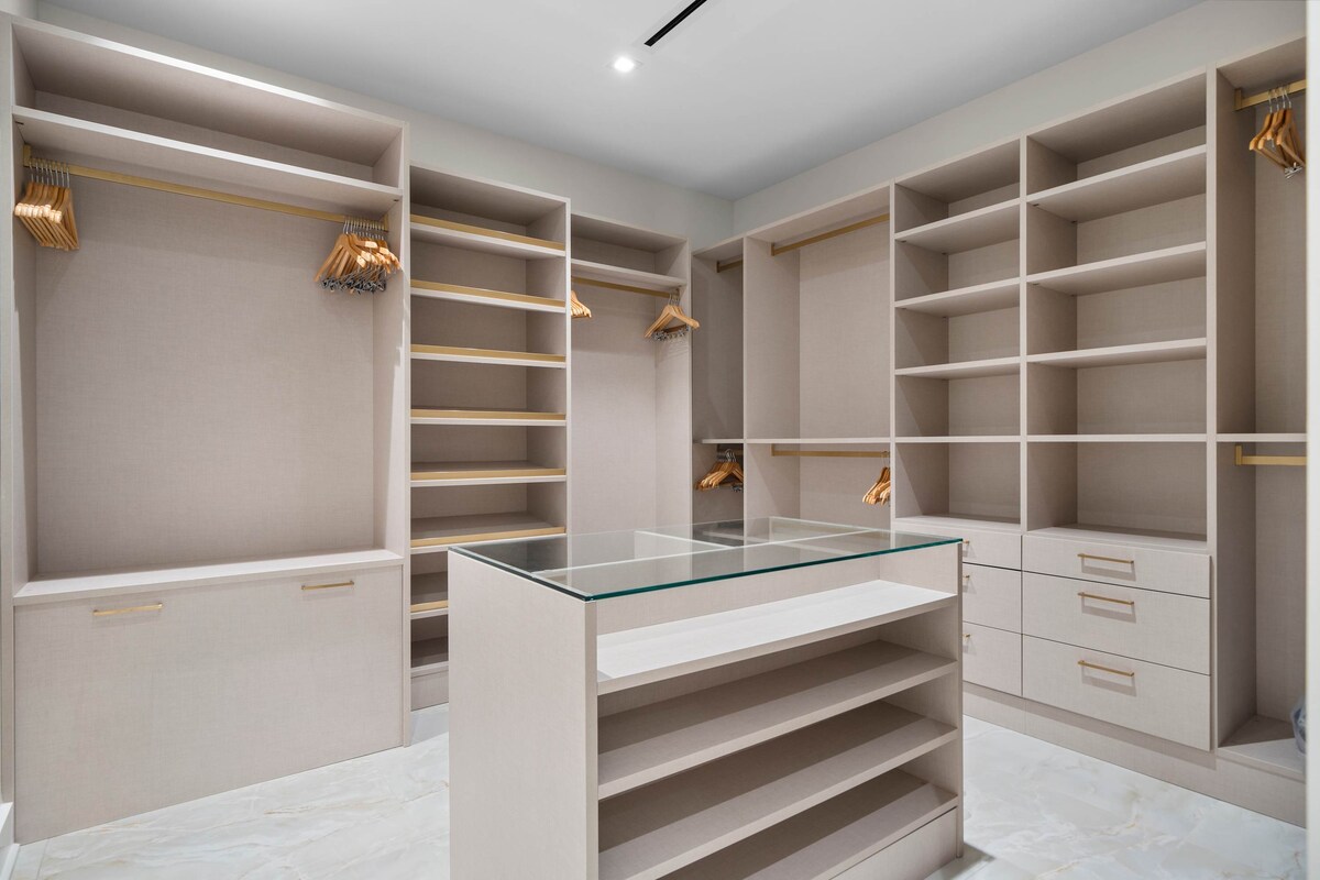 Главна прошетка во спалната соба во плакарот