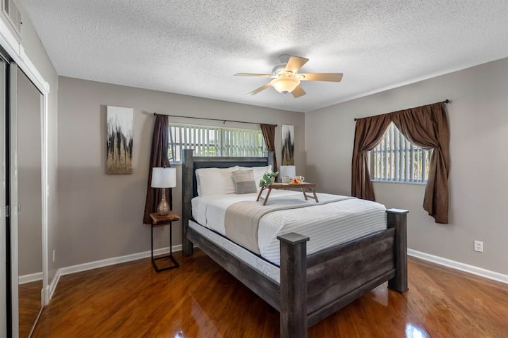 Táto spálňa, ktorá je vybavená nočnými stolíkmi, komodou a vstavaným osvetlením na čele postele, kombinuje funkciu s pohodlím.