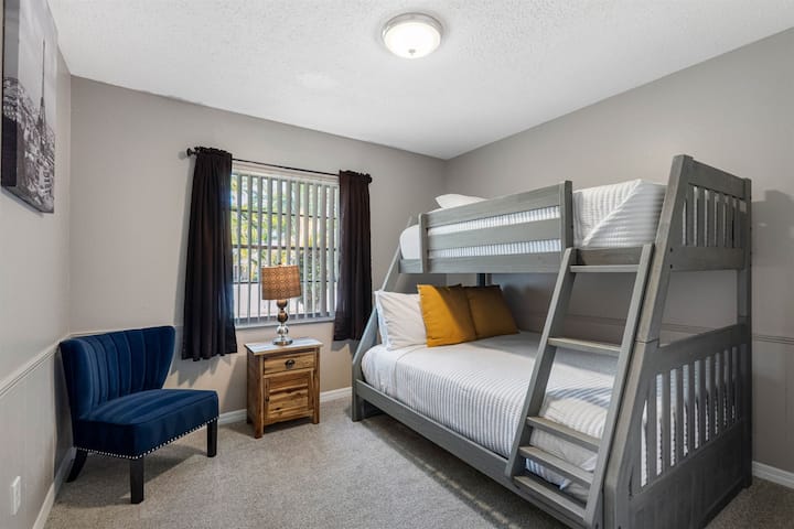 Táto útulná spálňa je vybavená poschodovou posteľou s dvoma samostatnými lôžkami nad plnou posteľou, ktorá je ideálna na pohodlné ubytovanie detí aj hostí.