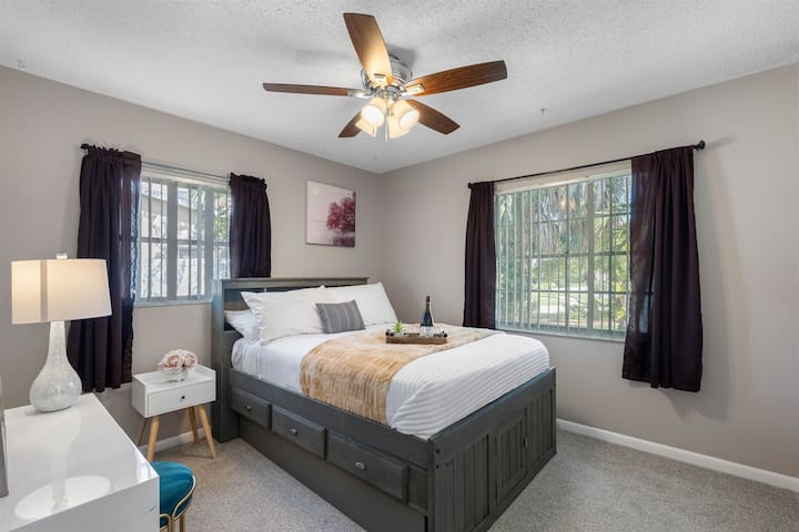 Vychutnajte si pohodlie vlastnej kúpeľne len pár krokov od postele, ktorá je ideálna z hľadiska pohodlia a funkčnosti.