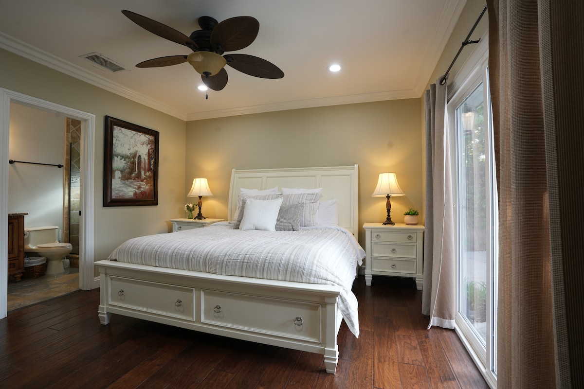 Master Bedroom 1 ina ufikiaji wa kujitegemea wa ua wa nyuma