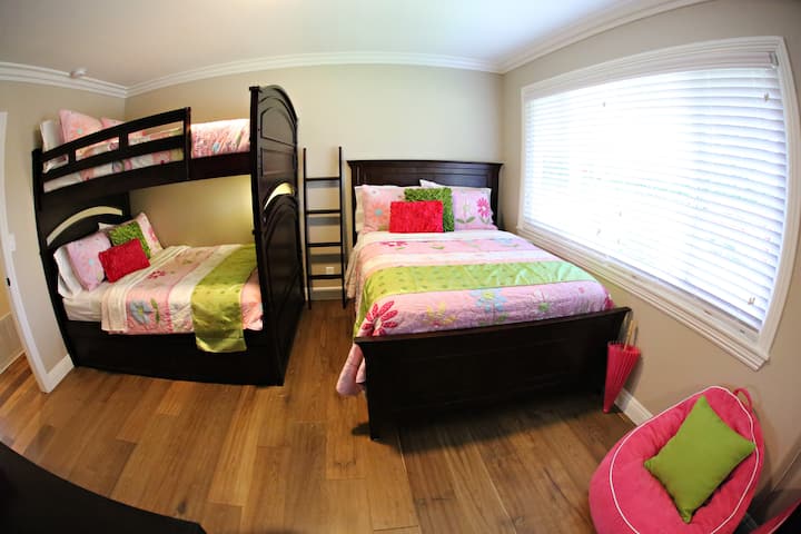 غرفة نوم 5 مع سرير بطابقين كاملين بالإضافة إلى سرير مزدوج