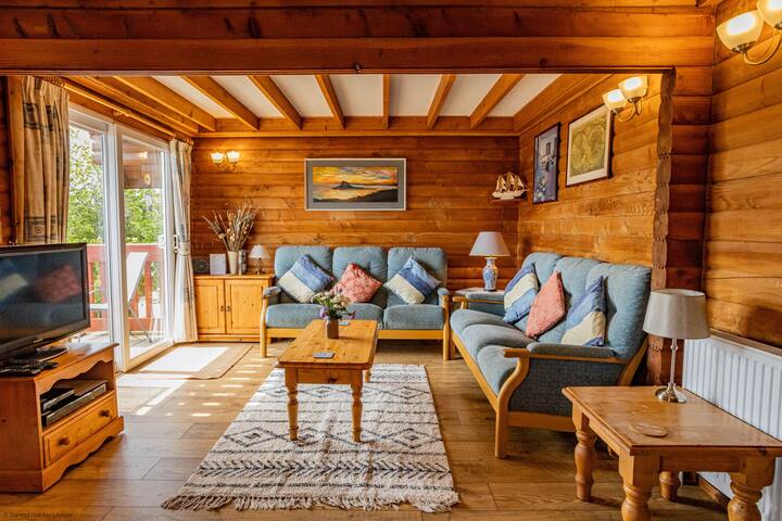 Brynkir Barend Holiday Lodges: Free Pool & Golf - Caerlaverock Castle
