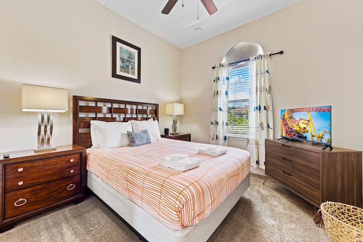 Dormitorio de invitados con cama tamaño queen, sábanas suaves y una decoración de buen gusto, ideal para parejas o invitados adicionales