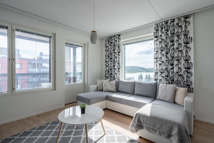 หลังจากสำรวจมาทั้งวัน ก็พักผ่อนบนโซฟาส่วนสบายๆ ในห้องนั่งเล่นที่สดใสและทันสมัย พร้อมวิวทะเลสาบและท่าเรือ