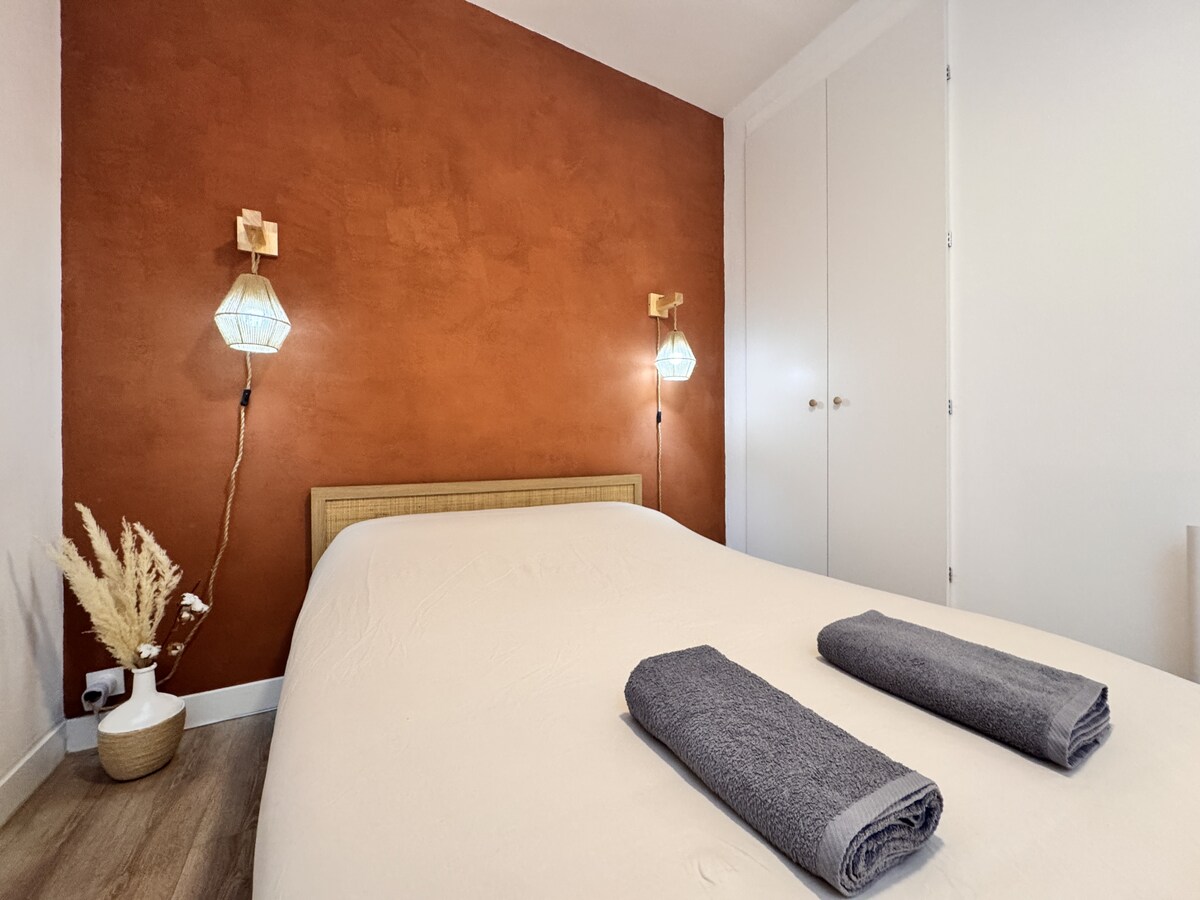 Útulná spálňa s manželskou posteľou.