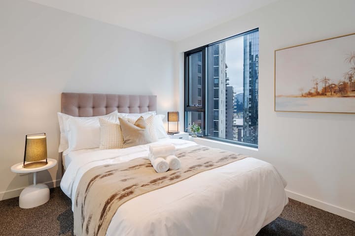Chambre queen size avec vue sur la ville