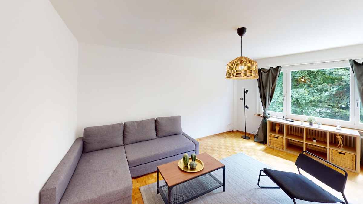 Top performing Airbnb: Cozy 2‑Bedroom Apartment with Balcony in Zurich in Albisrieden